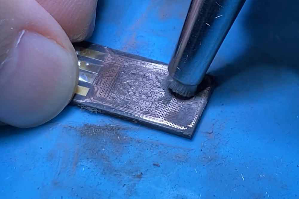 Remoção de camada plastica para acesso ao circuito da memoria UFD